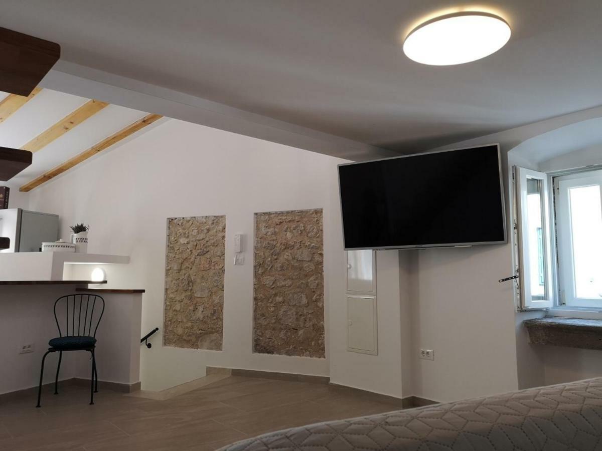 Apartmani Kraj Mora Црес Экстерьер фото